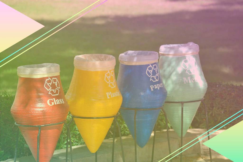 Imagen editada con unos botes de basura de diferentes colores de fondo, se puede leer en ellos, "glass", "plastic", "paper" y "metal". tienen una forma como diamante. La imagen está editada un efecto de colores rosas y azules y en primer plano se ven lineas verdes y dos triángulos a los costados. 